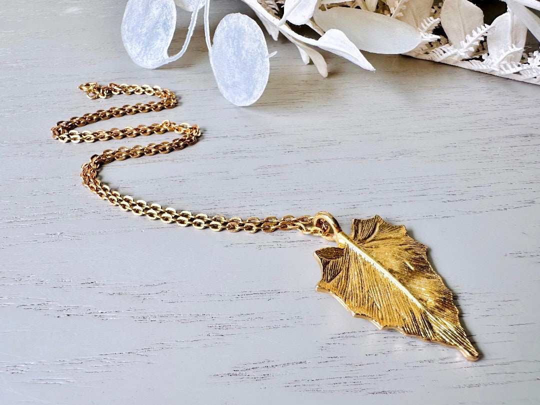 Gold Leaf Necklace, Vintage Gold Leaf Pendant Necklace, Romantic VTG 70s Gold Chain Necklace, Layering Necklace, Beautiful Gifts for Her