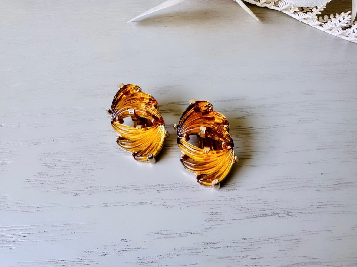Amber Leaf Earrings, RARE Judy Lee Signed Glass Earrings, 1950s Vintage Gold Tone Molded Caramel Earrings, Fall Foliage Clip-on Earrings