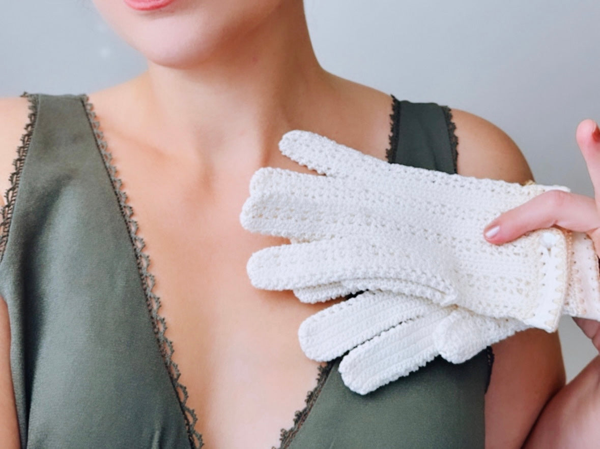 Crochet White Gloves, Vintage Knit Gloves w White Leather Trim Mother of Pearl Button Original 50s Vintage Rockabilly Retro Pair of Gloves at Piggle And Pop