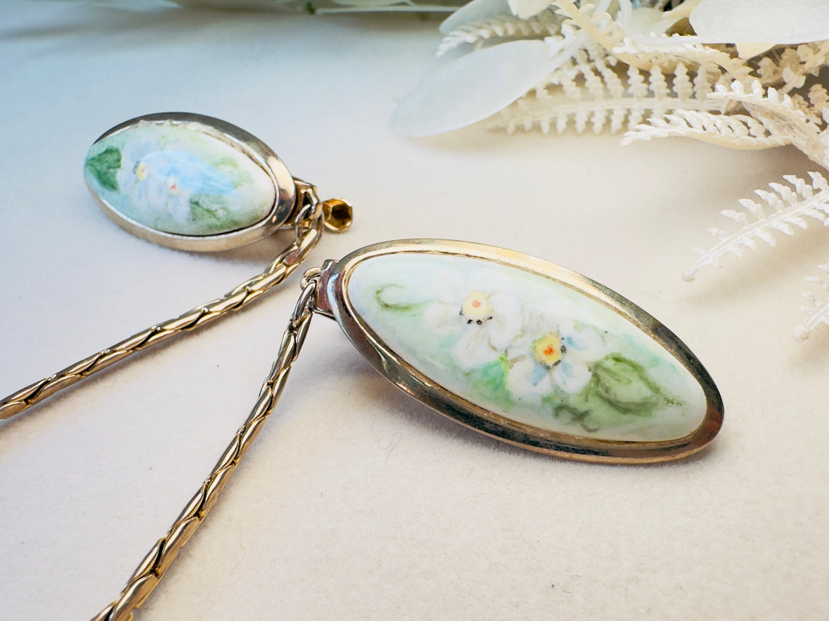 Vintage 1950s Hand-Painted Floral Sweater Guard, Green Porcelain Cardigan Clips with Gold Tone Chain