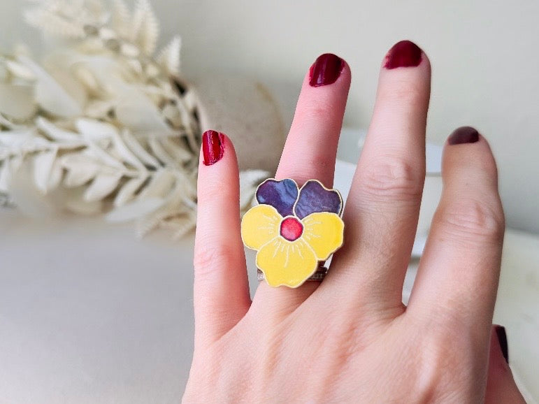 Pansy Flower Ring, Vintage 1978 Sarah Coventry Spring Beauty Enamel Flower Adjustable Ring in Purple and Yellow