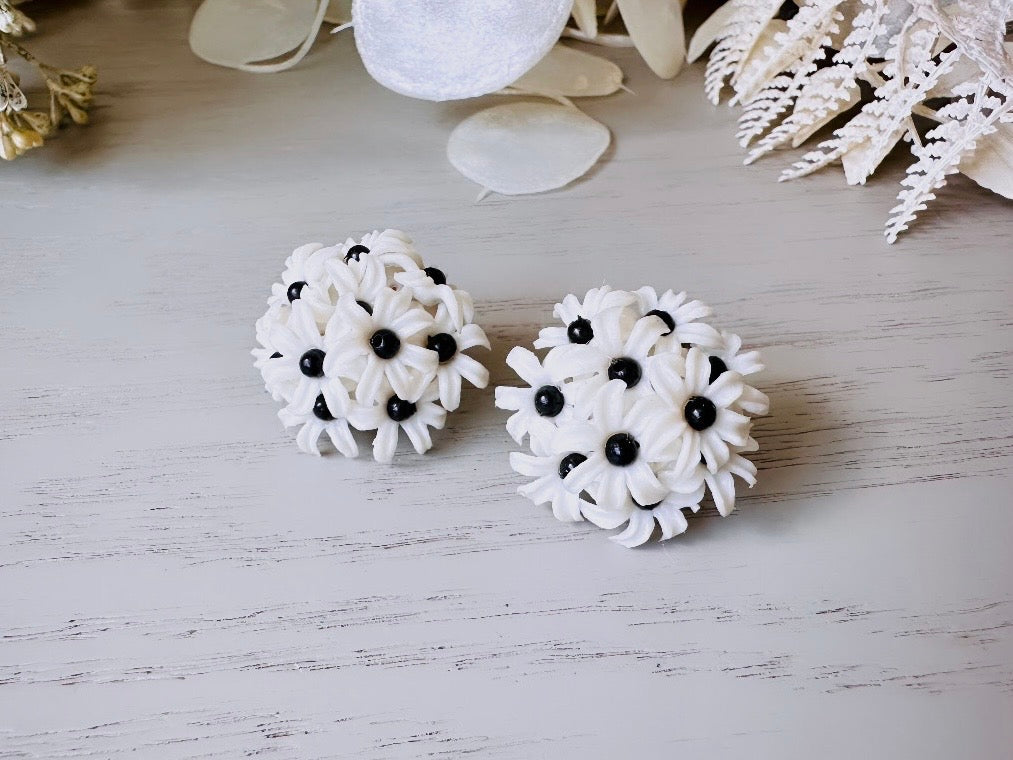 White Daisy Cluster Earrings, Vintage Flower Earrings, Cute Clip-On Earring, Flower Power Mod Pop Retro Style, 60s Vintage Floral Earrings