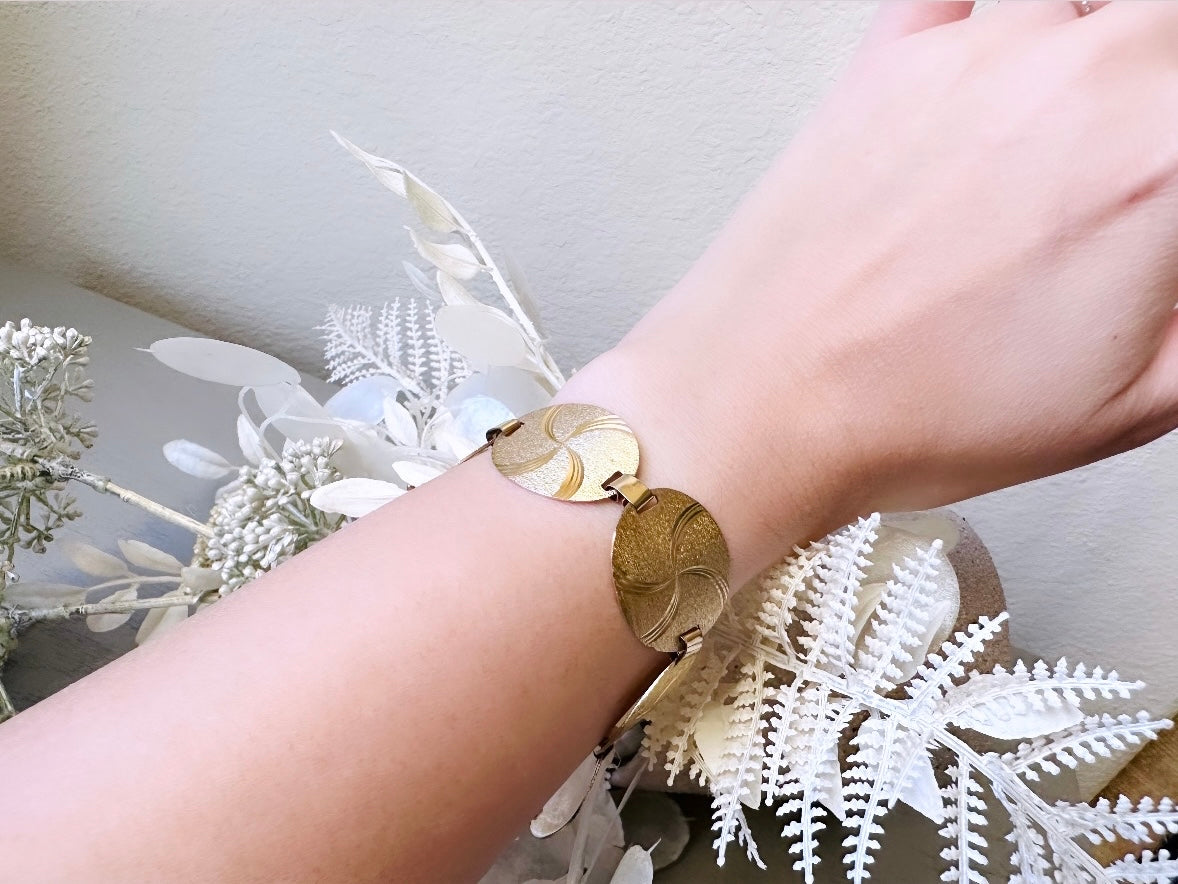 Gold Oval Link Bracelet, Engraved Peppermint Swirl Bracelet, Cute Simple Chic Vintage Bracelet, Gifts for Her, Gold Holiday Jewelry