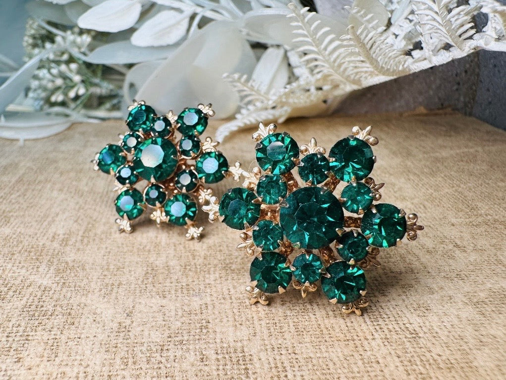Emerald Cocktail Earrings, Big Green Vintage Rhinestone Earrings, Starburst Glam 1960's Emerald Green Crystal Clip On Earrings