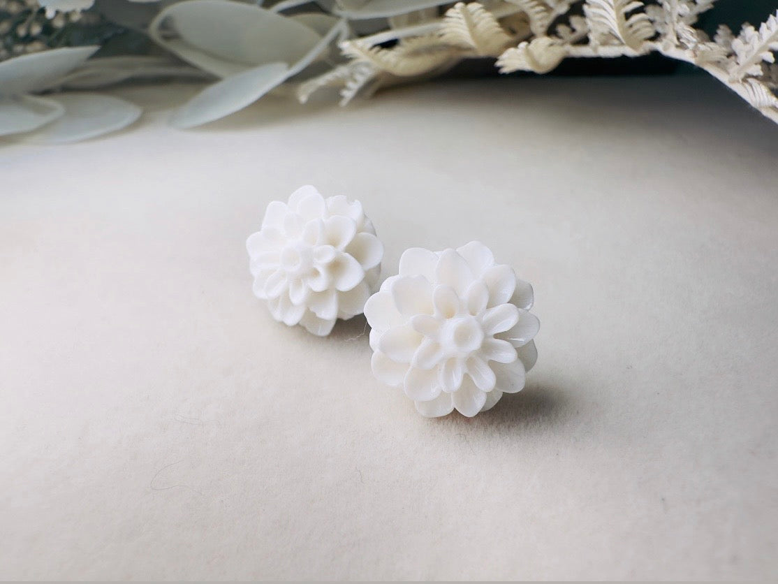 White Flower Earring, Flower Stud Earrings, Large Stud Earring, Dahlia Post Earrings, Chrysanthemum Stud, Big White Earrings, Resin Earring
