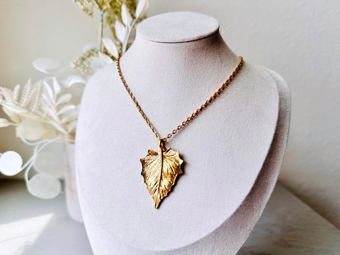 Gold Leaf Necklace, Vintage Gold Leaf Pendant Necklace, Romantic VTG 70s Gold Chain Necklace, Layering Necklace, Beautiful Gifts for Her