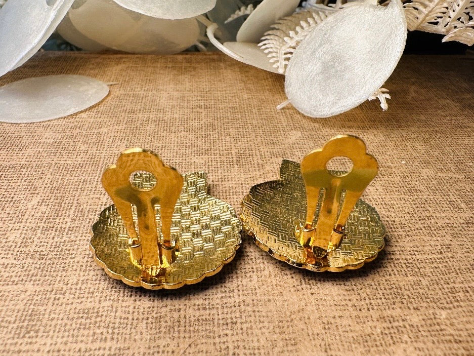 Vintage Black Shell Earrings, Gold Scallop Shaped Cloisonné Earrings, Black Enamel 80's Clip On Earrings, Whimsical Beach Summer Jewelry