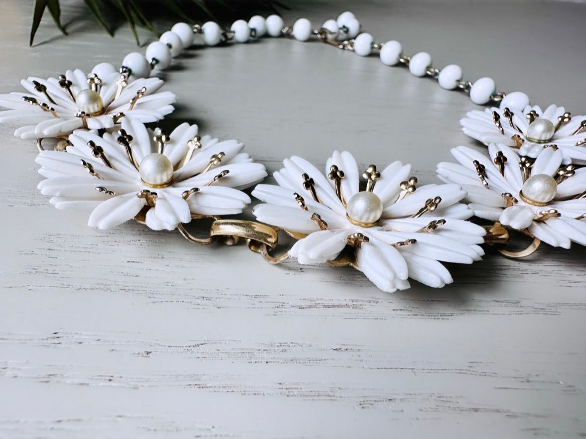Daisy Chain Necklace, 1950s Flower Choker Necklace, White Flower Necklace, Bohemian Flower Child, Short Romantic VTG Necklace White and Gold