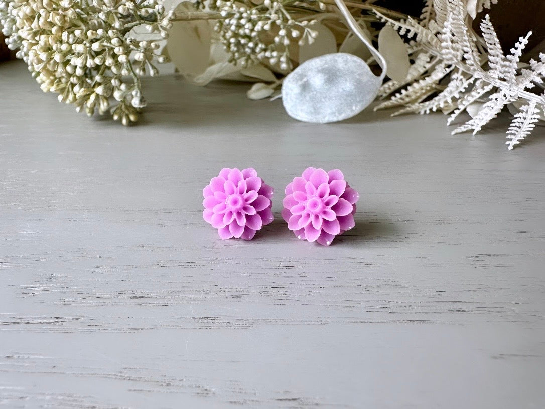 Light Purple Flower Chrysanthemum Earrings, Resin Flower Stud Earrings, Big Earring Studs in Pretty Lilac Cute Floral Hypoallergenic Earring FSE1c