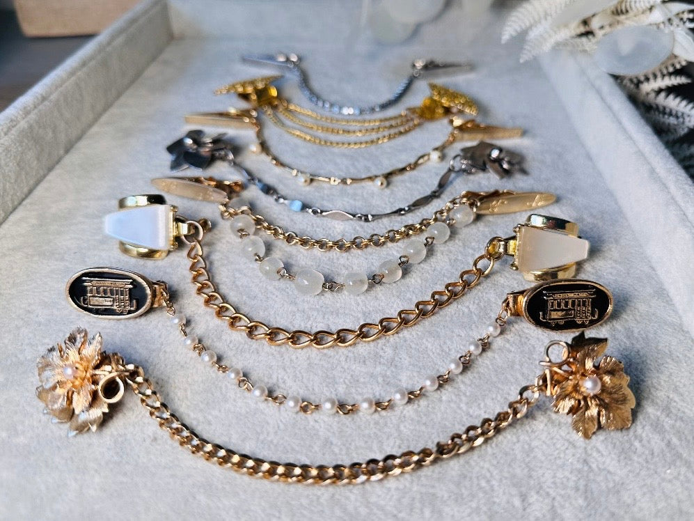 1940s Vintage Sweater Clips, Gold Leaf Collar Clips with Cream Pearls, Old Money 40s Classic Vintage Accessories, Floral Cardigan Cape Clips