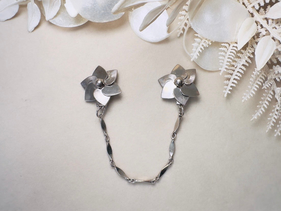 Vintage Sweater Clips, 1950s Silver Chain Collar Clips with Flowers, Old Money Cardigan Clips, 50s Vintage Old Money Accessories