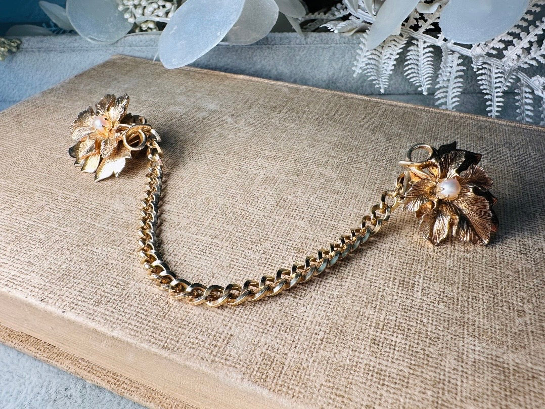 1940s Vintage Sweater Clips, Gold Leaf Collar Clips with Cream Pearls, Old Money 40s Classic Vintage Accessories, Floral Cardigan Cape Clips