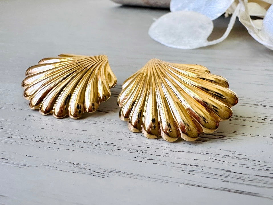 Gold Shell Earrings, Vintage 1980's Stud Earrings, 80s Mogul Gold Earrings, Vintage Pierced Post Earrings