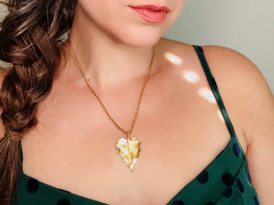 Gold Leaf Necklace, Vintage Gold Leaf Pendant Necklace, Romantic VTG 70s Gold Chain Necklace, Layering Necklace, Beautiful Gifts for Her