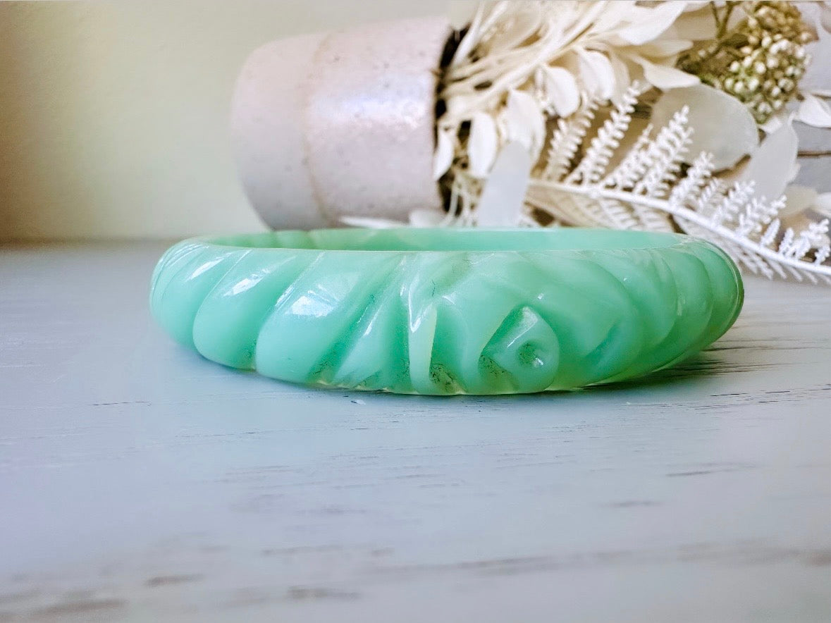 Vintage Carved Green Jade Bangle Bracelet, 1970s Vintage Chunky Band Bracelet, Minty Green Beautiful Earthy Boho Bangle, Stackable Bracelet