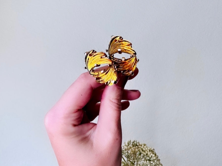 Amber Leaf Earrings, RARE Judy Lee Signed Glass Earrings, 1950s Vintage Gold Tone Molded Caramel Earrings, Fall Foliage Clip-on Earrings