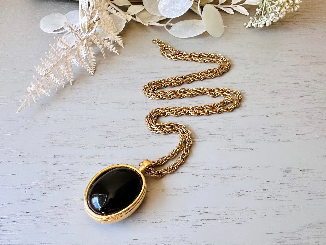 Vintage Onyx Necklace, 80s Designer Trifari Gold Necklace w Large Black Stone Pendant, Long or Doubled  Up, Authentic 1980s Trifari Necklace from Piggle and Pop