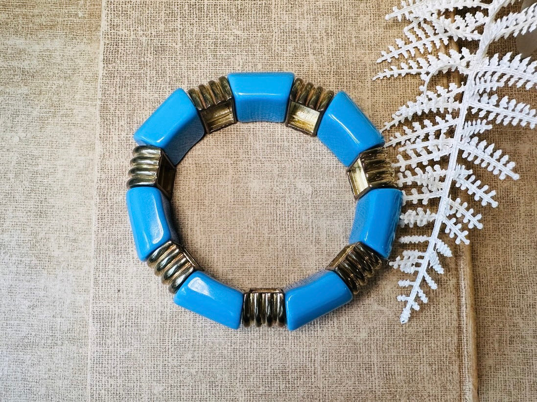This vintage bright blue and bronzed gold chunky stretch bracelet is a fun blast from the past. This colorful geometric bracelet is full of contrast. An awesome pop of color for everyday wear, or pair it with others for the ultimate bracelet stack. In great vintage condition- please see all pics.&nbsp;

Dimensions: band is 1" wide. stretch style will fit most.