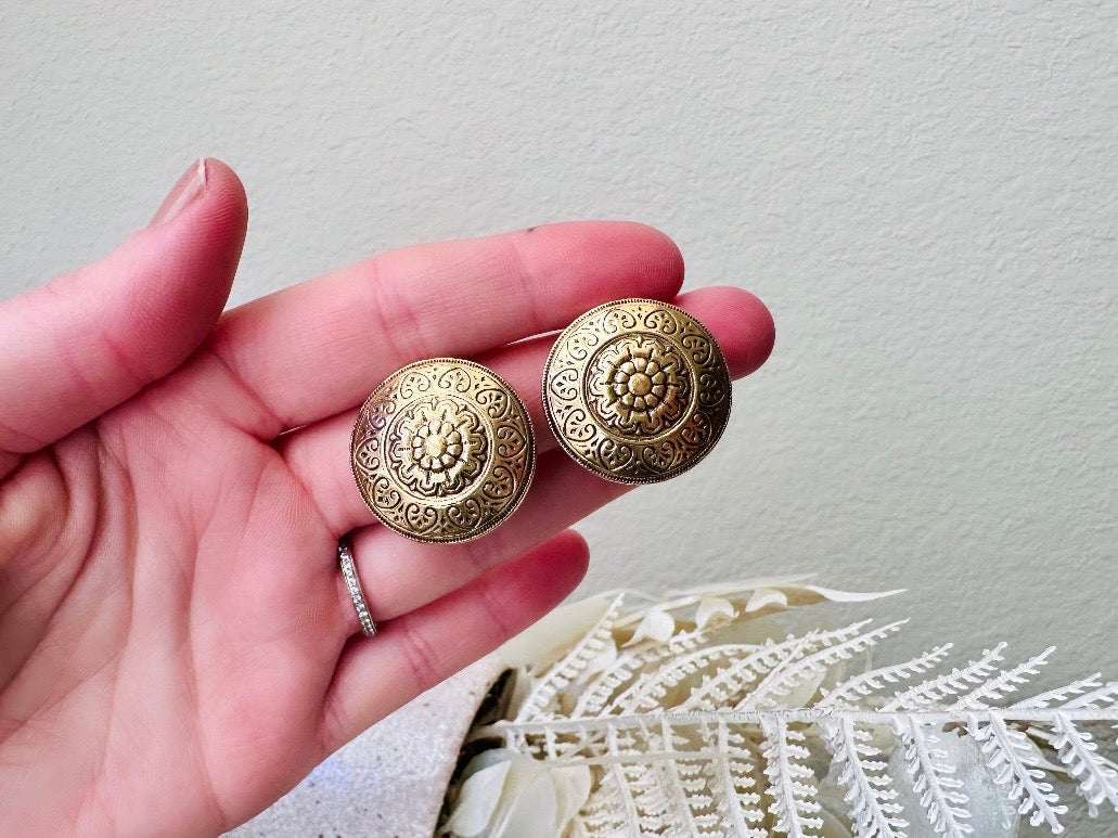 Gold Disc Earrings, Textured Engraved Gold Clip on Earrings, Trending Shield Unique Vintage 70s Earrings, Pretty Cute Earrings Gifts for Her