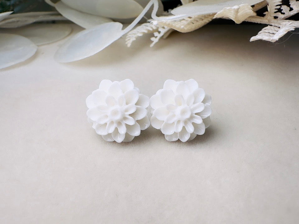 White Flower Earring, Flower Stud Earrings, Large Stud Earring, Dahlia Post Earrings, Chrysanthemum Stud, Big White Earrings, Resin Earring