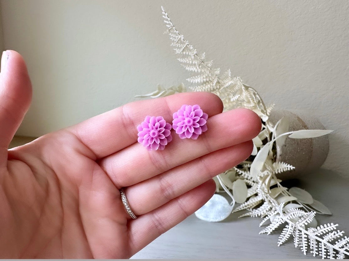 Light Purple Flower Chrysanthemum Earrings, Resin Flower Stud Earrings, Big Earring Studs in Pretty Lilac Cute Floral Hypoallergenic Earring FSE1c