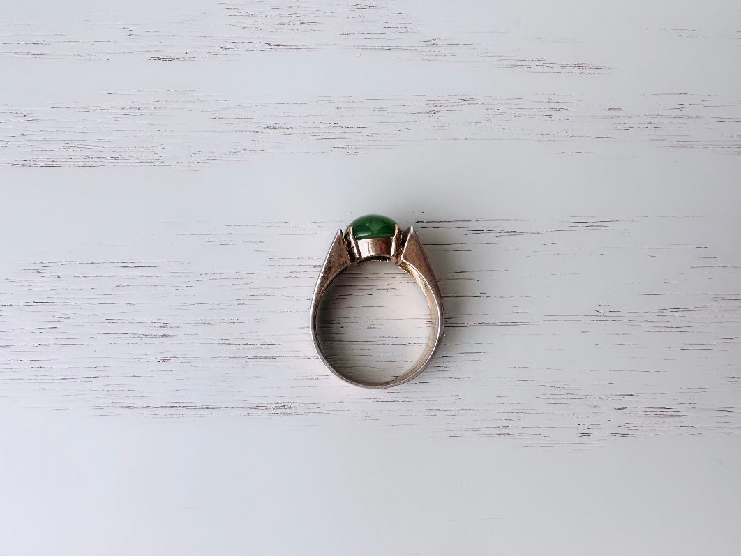 Simple Jade Ring, Vintage Green Stone Ring, Prong Set Oval Jade Stone Ring, Stacking Ring, Jade Green and Gold Classic Ring