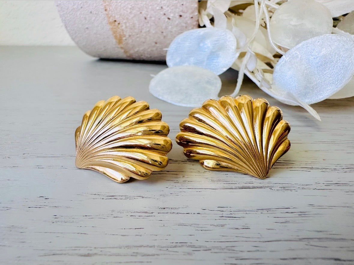 Gold Shell Earrings, Vintage 1980's Stud Earrings, 80s Mogul Gold Earrings, Vintage Pierced Post Earrings