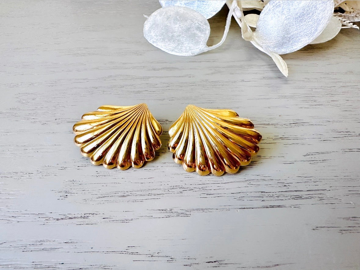 Gold Shell Earrings, Vintage 1980's Stud Earrings, 80s Mogul Gold Earrings, Vintage Pierced Post Earrings