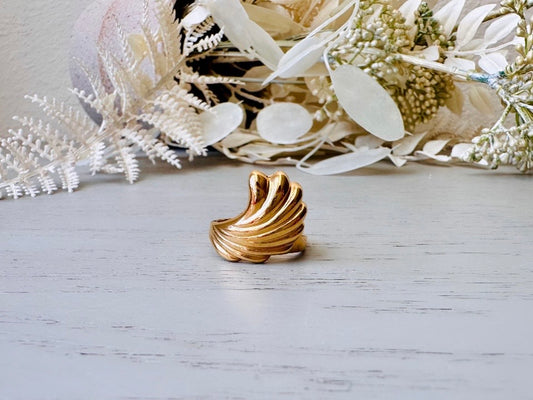 Vintage 1980s Gold Wave Ring, Sarah Coventry Ring, 1982 Feather Brite Collection, Shiny Gold Stackable Vintage Ring, Size 8 Fitted Ring