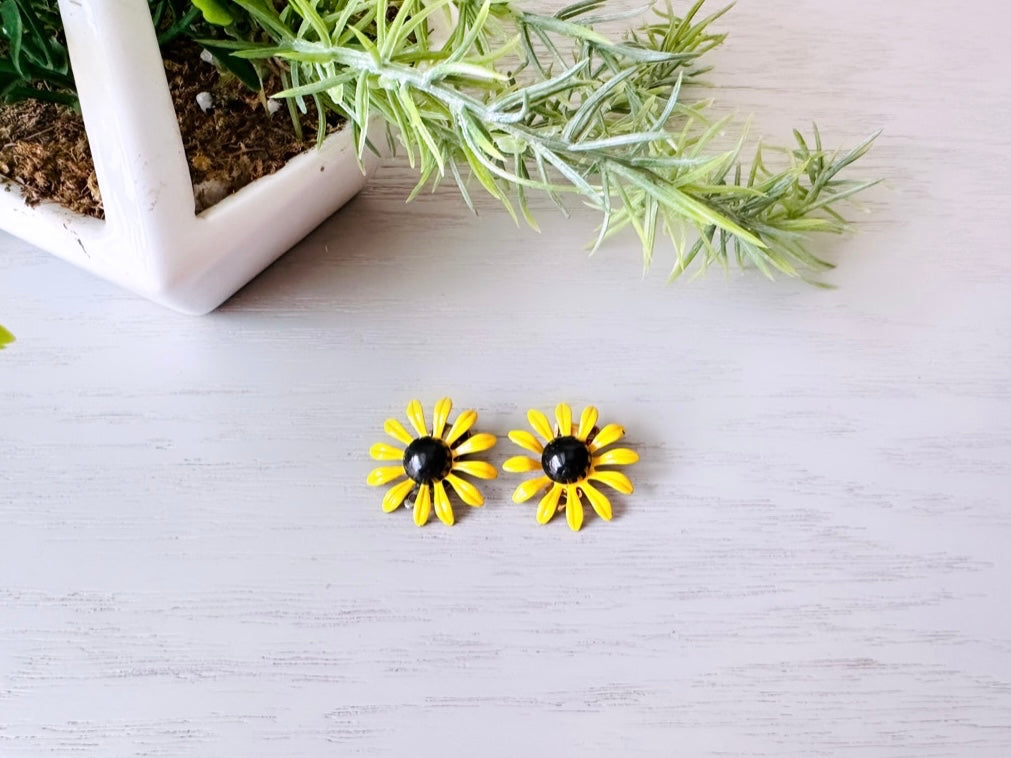 Cute Yellow Daisy Earrings, Vintage Flower Earrings, Enamel Clip-On Earring, Flower Power Mod Pop Retro Style, Small Vintage Metal Earrings