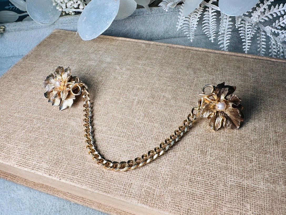 1940s Vintage Sweater Clips, Gold Leaf Collar Clips with Cream Pearls, Old Money 40s Classic Vintage Accessories, Floral Cardigan Cape Clips