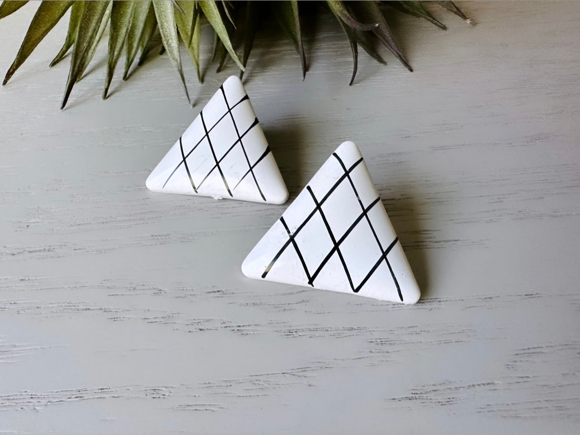 White 1980s Triangle Earrings with Black Crosshatch, Oversized Acrylic Pierced Earrings, Fun 80s Vintage Earrings, Spooky Season Fall Vibes