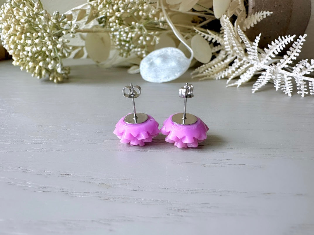 Light Purple Flower Chrysanthemum Earrings, Resin Flower Stud Earrings, Big Earring Studs in Pretty Lilac Cute Floral Hypoallergenic Earring FSE1c