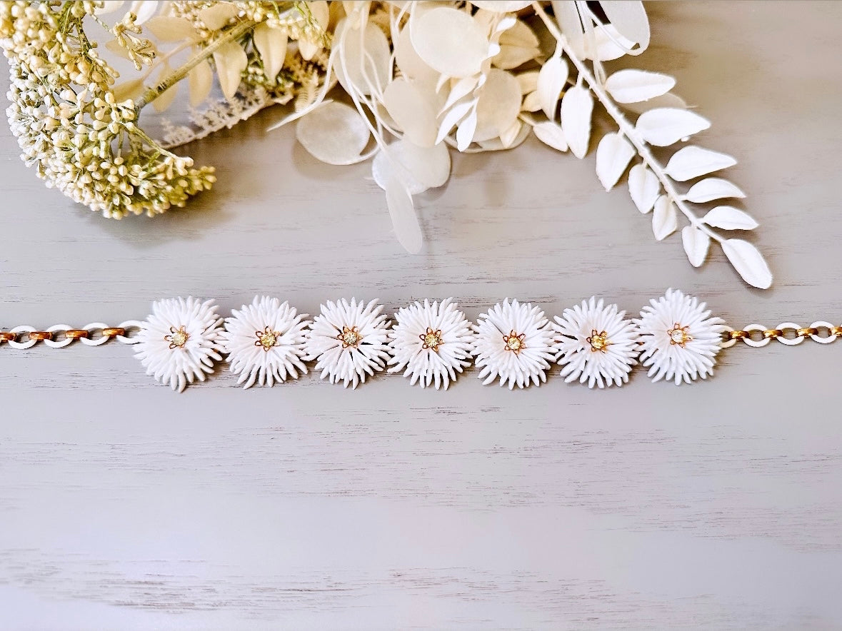 Flower Chain Choker, Vintage White Flower Choker Necklace, 1950s White Daisy Necklace Bohemian Flower Child Romantic VTG Necklace White Gold by Piggle and Pop