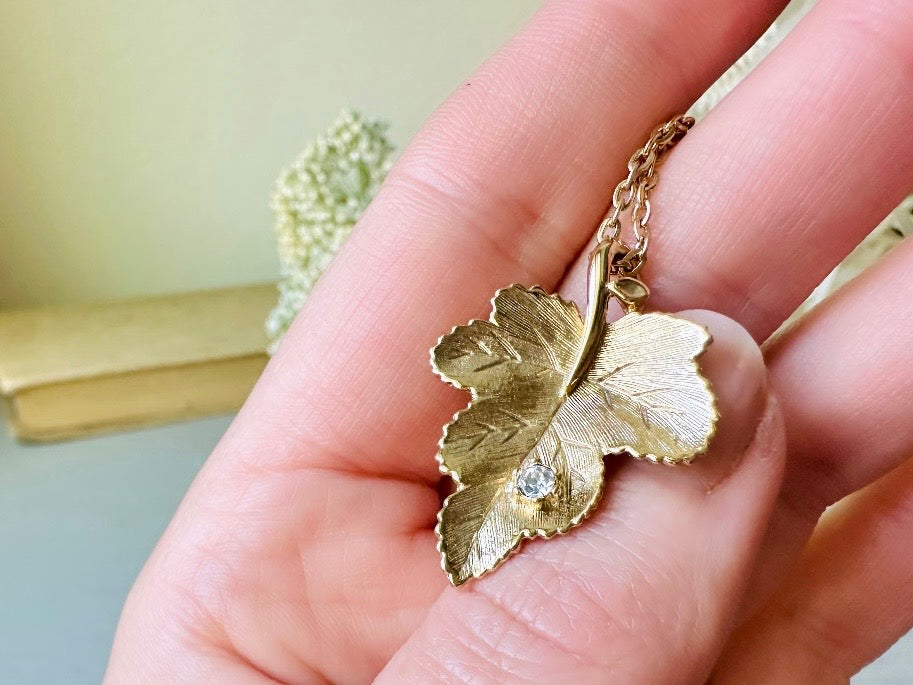 Gold Leaf Necklace, 1978 Vintage Gold Avon Necklace, Gold Leaf Pendant Necklace with Rhinestone, Romantic VTG 70s Gold Chain Necklace, Radiant Leaf Pendant Necklace from Piggle and Pop