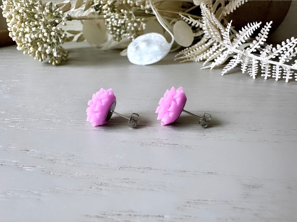 Light Purple Flower Chrysanthemum Earrings, Resin Flower Stud Earrings, Big Earring Studs in Pretty Lilac Cute Floral Hypoallergenic Earring FSE1c