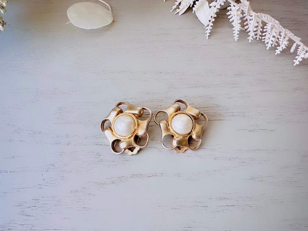 Vintage Pearl Earrings with Gold Chain Border Vintage Clip On Earrings, Classic Gold Earring 1" Clip-Ons for Non-Pierced Ears, Old Hollywood