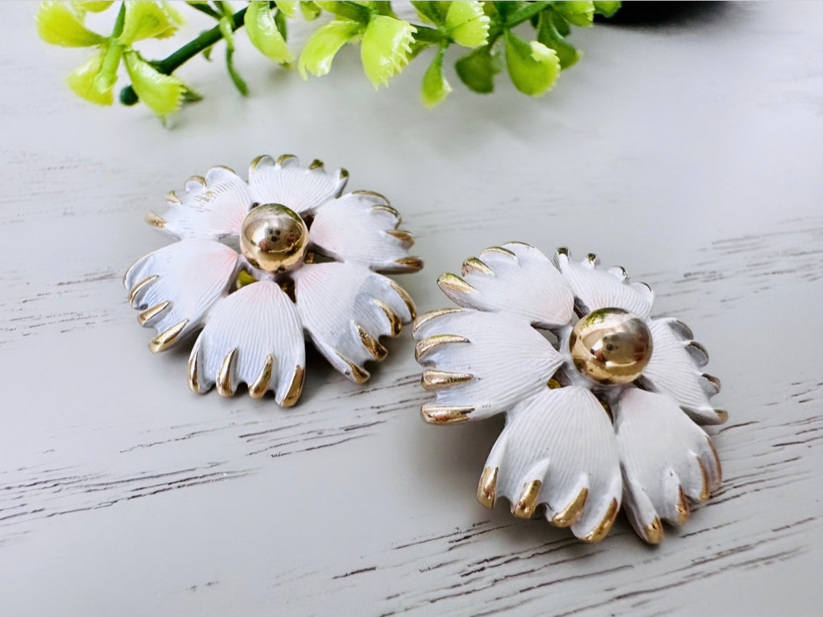 White Flower Earrings, Gold Clip On Earring, Matte Enamel Vintage Earrings, Woodland Wedding Bridal Earrings, Pretty White and Gold Flowers