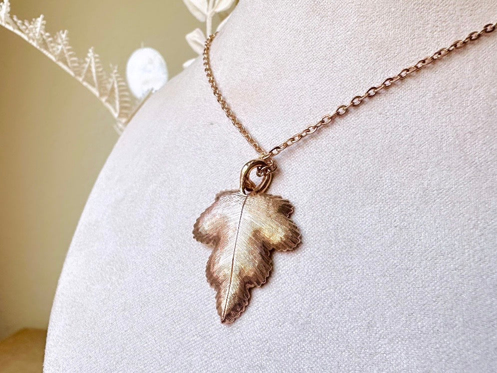 Gold Leaf Necklace, 1978 Vintage Gold Avon Necklace, Gold Leaf Pendant Necklace with Rhinestone, Romantic VTG 70s Gold Chain Necklace, Radiant Leaf Pendant Necklace from Piggle and Pop