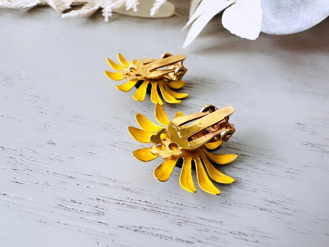 Cute Yellow Daisy Earrings, Vintage Flower Earrings, Enamel Clip-On Earring, Flower Power Mod Pop Retro Style, Small Vintage Metal Earrings