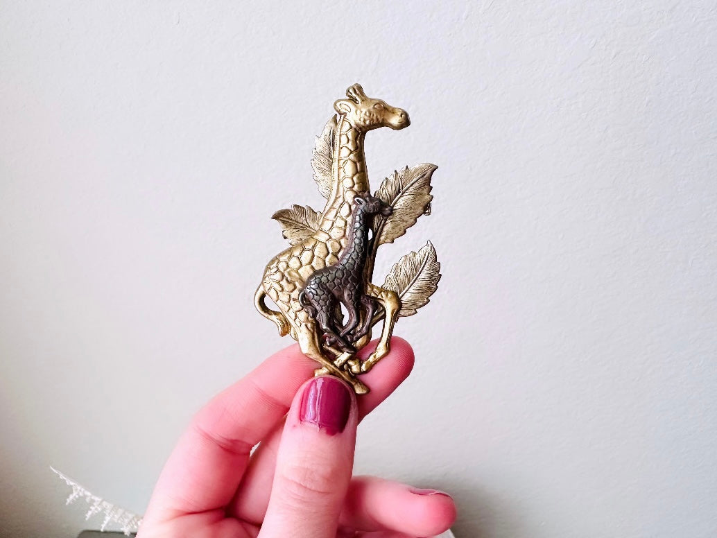 Giraffe Brooch Pin, Vintage Mother and Baby Giraffe Pin, Dimensional Zoo Broach, Tri-Tone Antique Bronze Giraffe Pin with Hammered Leaves