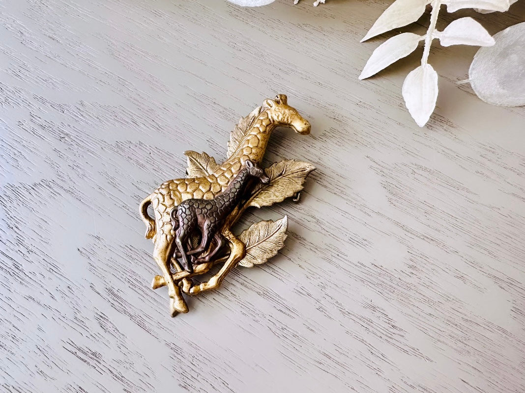 Giraffe Brooch Pin, Vintage Mother and Baby Giraffe Pin, Dimensional Zoo Broach, Tri-Tone Antique Bronze Giraffe Pin with Hammered Leaves