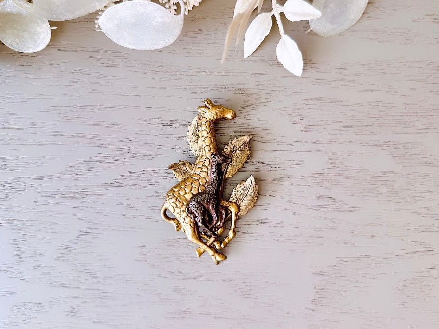 Giraffe Brooch Pin, Vintage Mother and Baby Giraffe Pin, Dimensional Zoo Broach, Tri-Tone Antique Bronze Giraffe Pin with Hammered Leaves