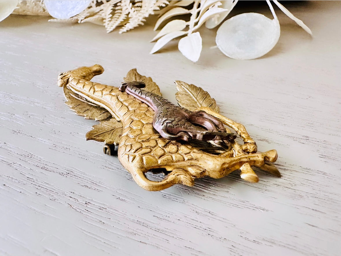 Giraffe Brooch Pin, Vintage Mother and Baby Giraffe Pin, Dimensional Zoo Broach, Tri-Tone Antique Bronze Giraffe Pin with Hammered Leaves