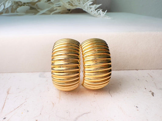 Gold Huggie Hoop Earrings, Textured Bold Half Hoop Vintage Earrings, 1980s Classic Gold Clip On Earrings