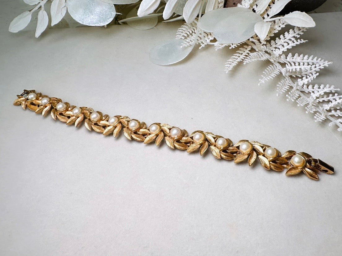 Gold Leaf Bracelet with Cream Pearls, Vintage 60s Romantic Floral Chain Bracelet with Textured Brushed Gold Articulated Links
