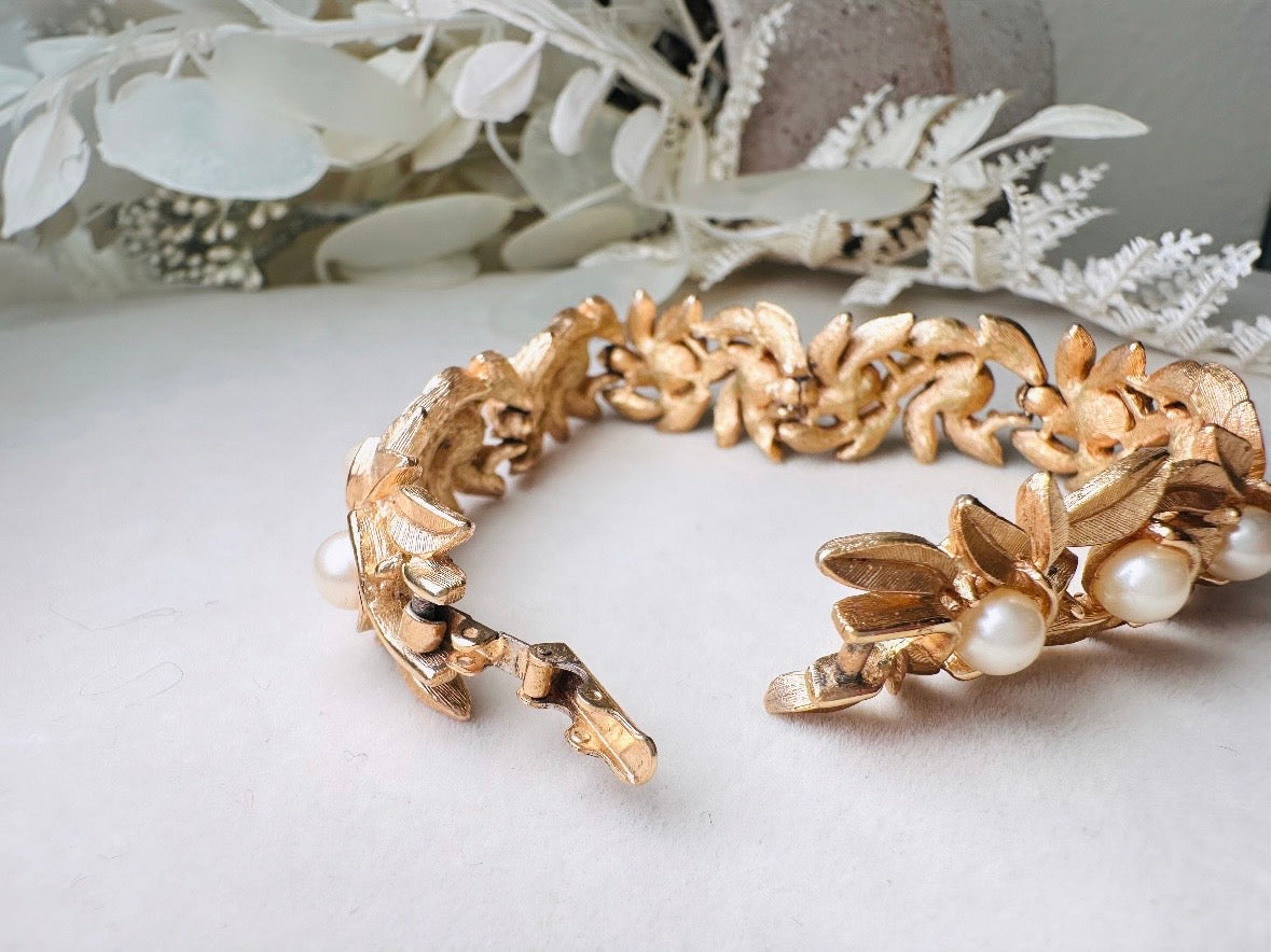 Gold Leaf Bracelet with Cream Pearls, Vintage 60s Romantic Floral Chain Bracelet with Textured Brushed Gold Articulated Links
