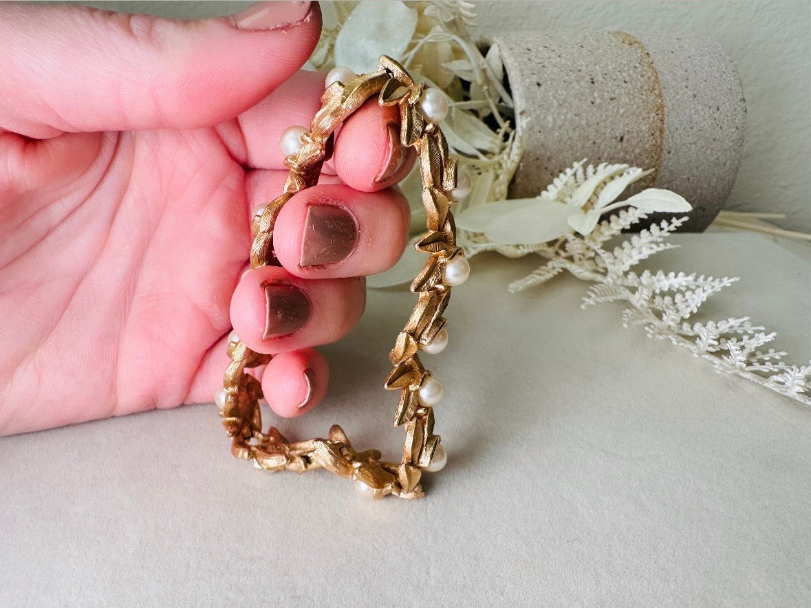 Gold Leaf Bracelet with Cream Pearls, Vintage 60s Romantic Floral Chain Bracelet with Textured Brushed Gold Articulated Links
