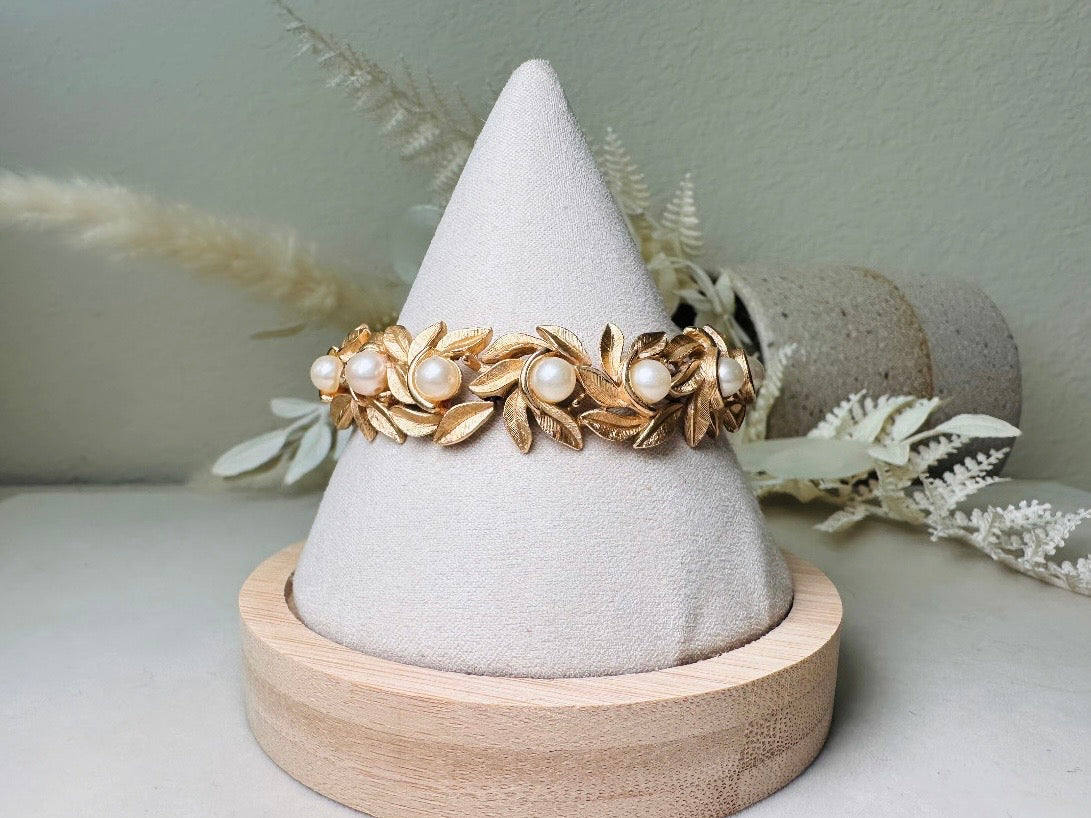 Gold Leaf Bracelet with Cream Pearls, Vintage 60s Romantic Floral Chain Bracelet with Textured Brushed Gold Articulated Links