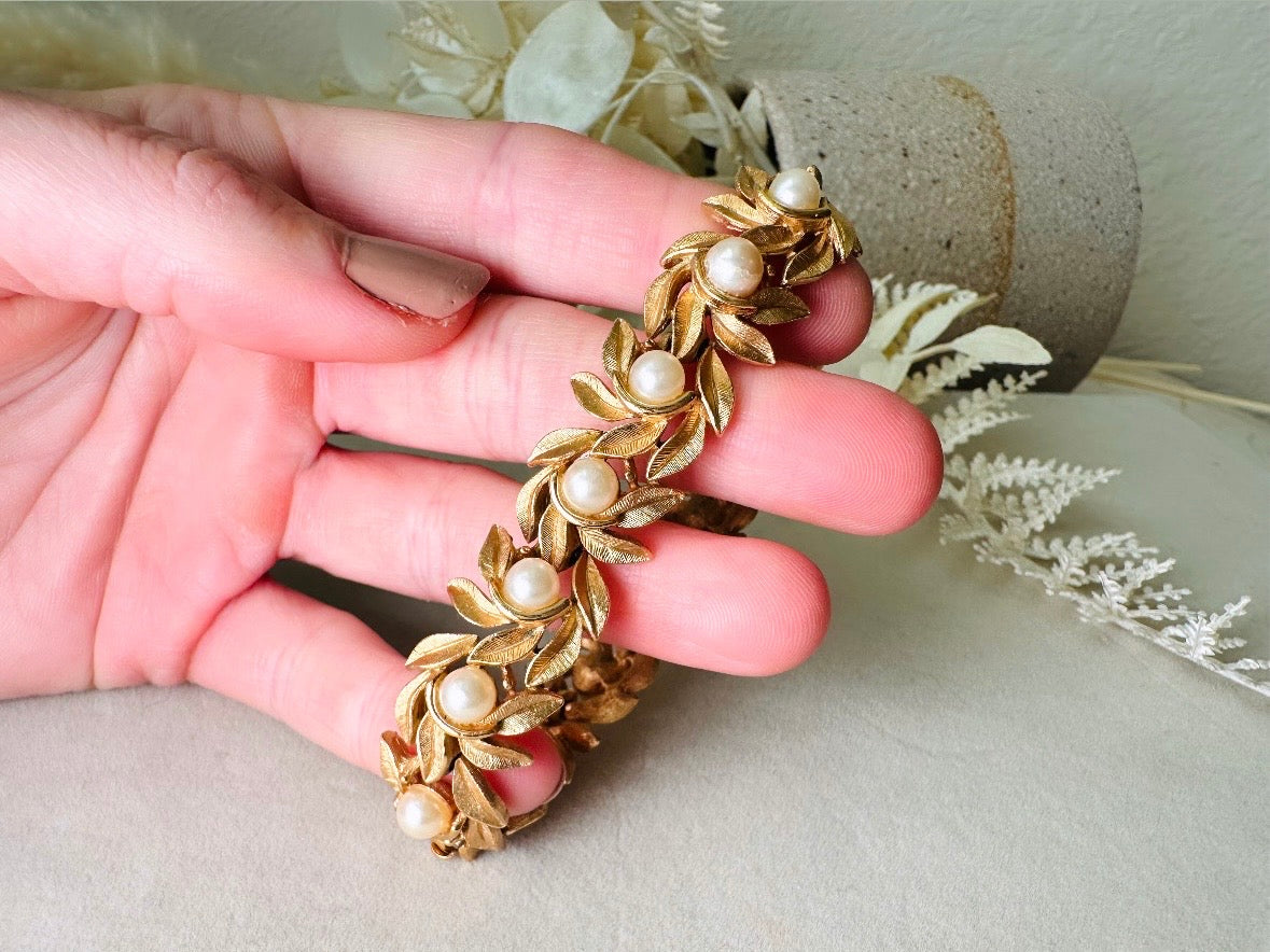 Gold Leaf Bracelet with Cream Pearls, Vintage 60s Romantic Floral Chain Bracelet with Textured Brushed Gold Articulated Links